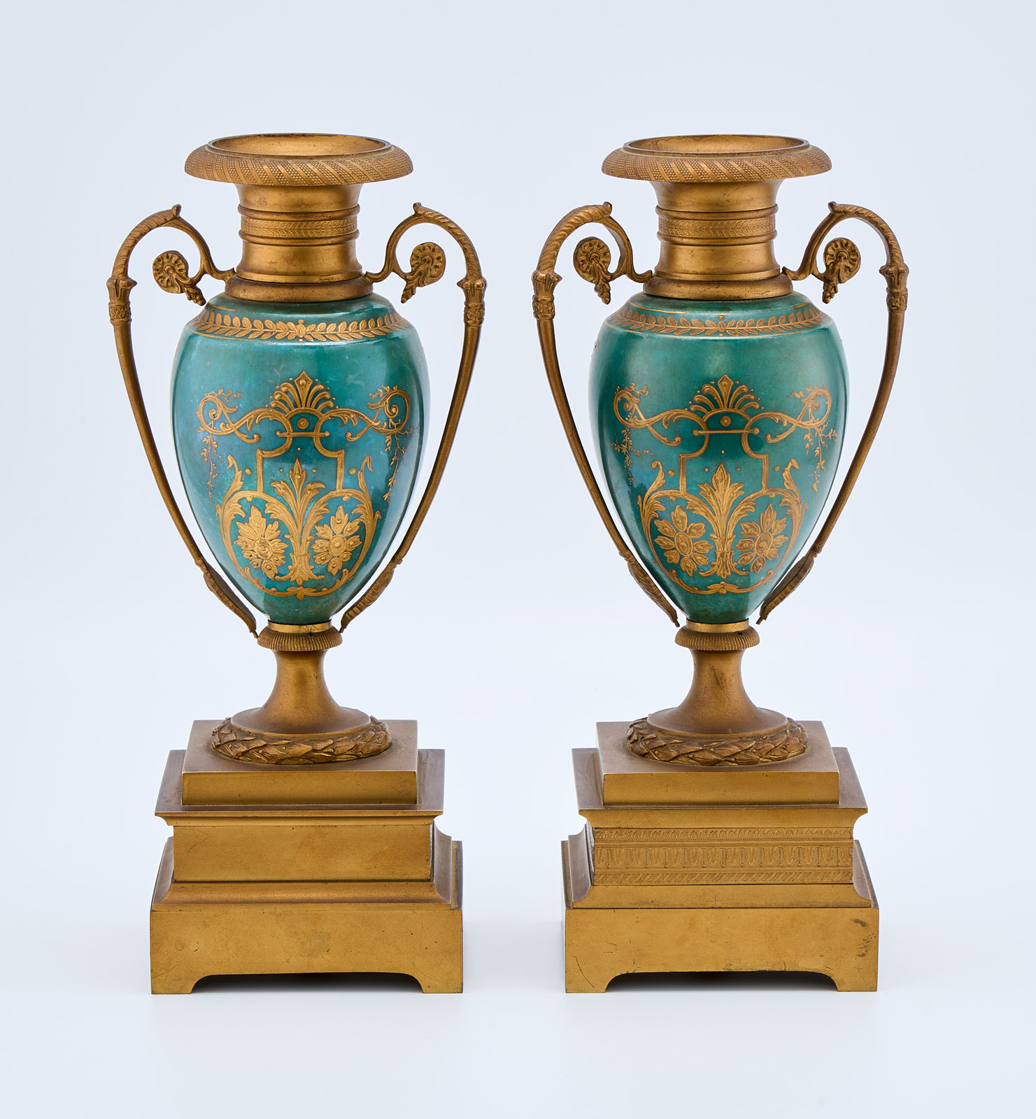 216/436 Paar Henkelvasen, Empire-Stil, wohl Frankreich um 1900. – Bild 2