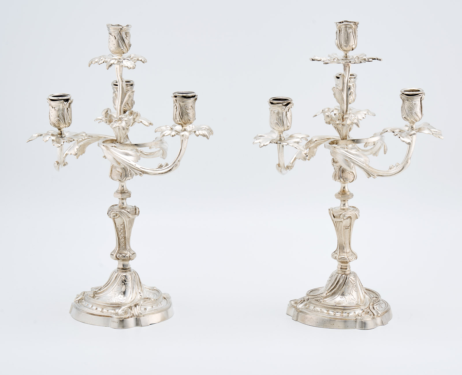 216/210 Paar 4-flamm. Leuchter, Rokoko-Stil, Alfred Daubrée 2. Hälfte 19. Jh. – Bild 2