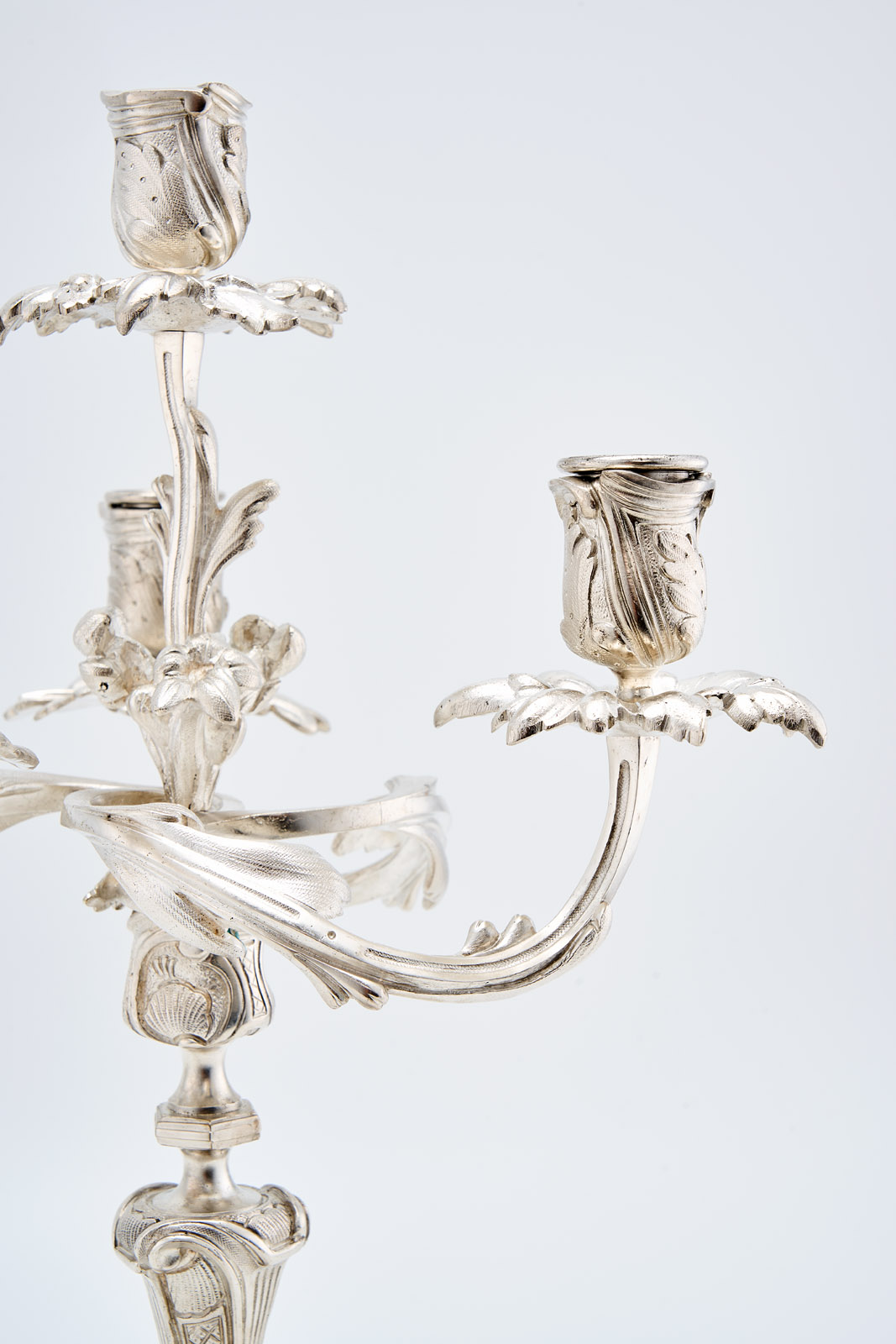 216/210 Paar 4-flamm. Leuchter, Rokoko-Stil, Alfred Daubrée 2. Hälfte 19. Jh. – Bild 5