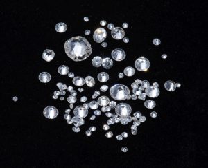 216/927 Konvolut v. 93 ungefassten kl. Diamanten