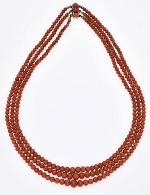 216/930 3-reihige Korallenkette, Italien um 1900