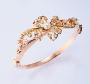 216/750 Armreif m. kl. Süßwasserperlen um 1890