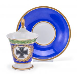 218/668 Tasse mit UT "Eisernes Kreuz", KPM Berlin 1914 - 1918.