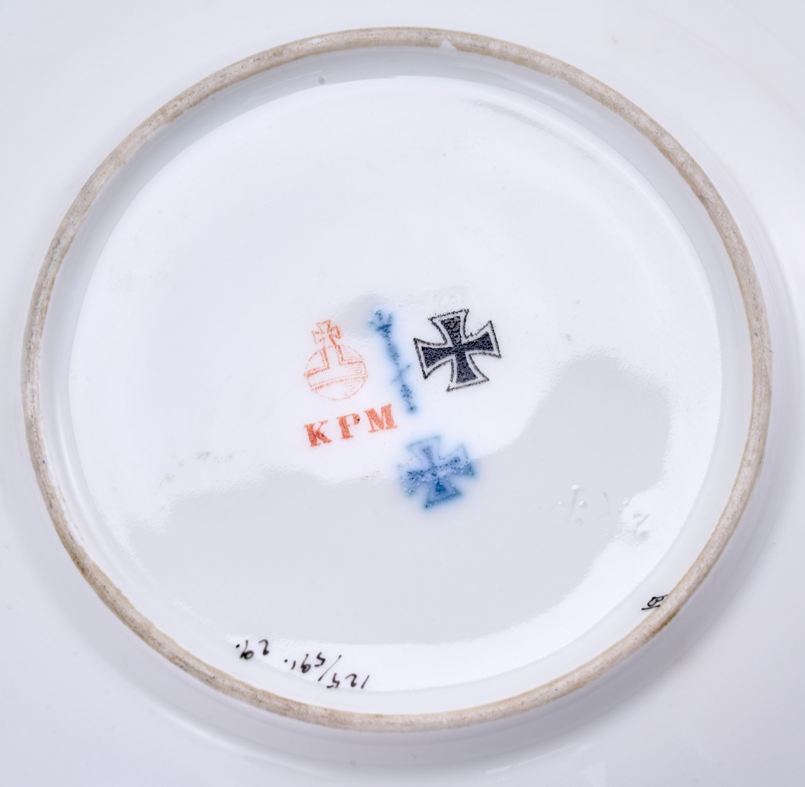 218/668 Tasse mit UT "Eisernes Kreuz", KPM Berlin 1914 - 1918. – Bild 3