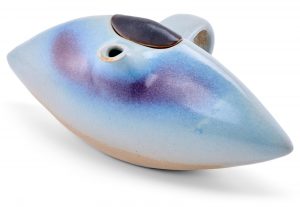 219/573 Studiokeramik Gotlind Weigel: Hellblaue Kanne, 2013.