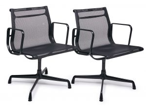 218/612 Paar Armlehnstühle "Aluminium Chair EA 107 - Conference", Entw. Charles u. Ray Eames 1958 f. Fa. Vitra.