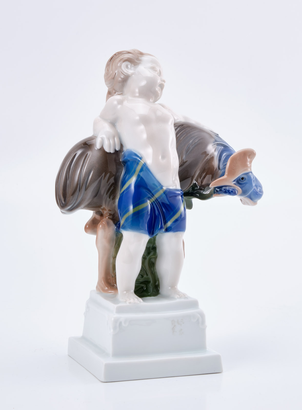 219/636 "Neckerei"/ Putto mit Kasuar, Jugendstil, Rosenthal um 1910. – Bild 2