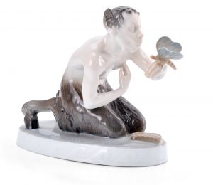 219/635 Faun mit Schmetterling, Jugendstil, Rosenthal um 1910.