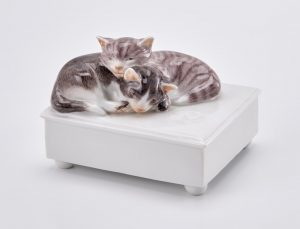 219/731 Zwei Katzen auf Hocker, Meissen 2000.