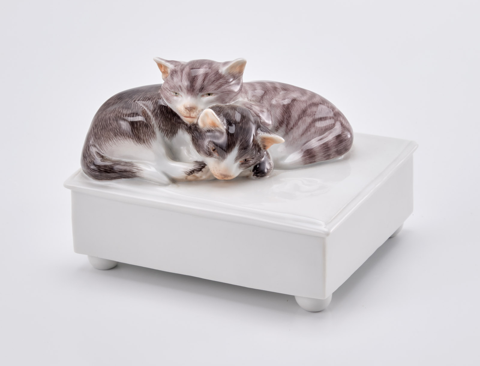219/731 Zwei Katzen auf Hocker, Meissen 2000.