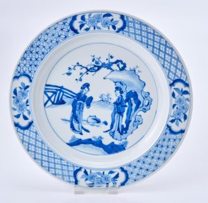 219/1078 Teller "Damen in Landschaft", China wohl um 1900.