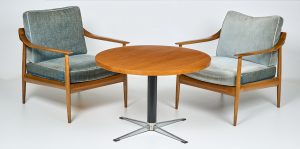 219/448 Paar Armlehnsessel im Dänischen Stil, wohl Walter Knoll um 1960 u. Couchtisch 1960-70er Jahre.