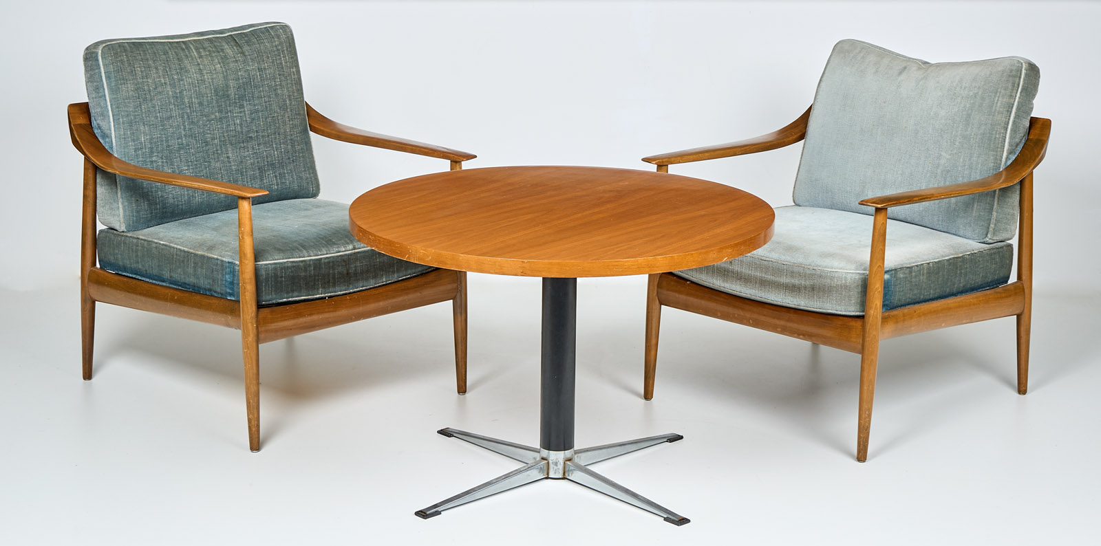 219/448 Paar Armlehnsessel im Dänischen Stil, wohl Walter Knoll um 1960 u. Couchtisch 1960-70er Jahre.