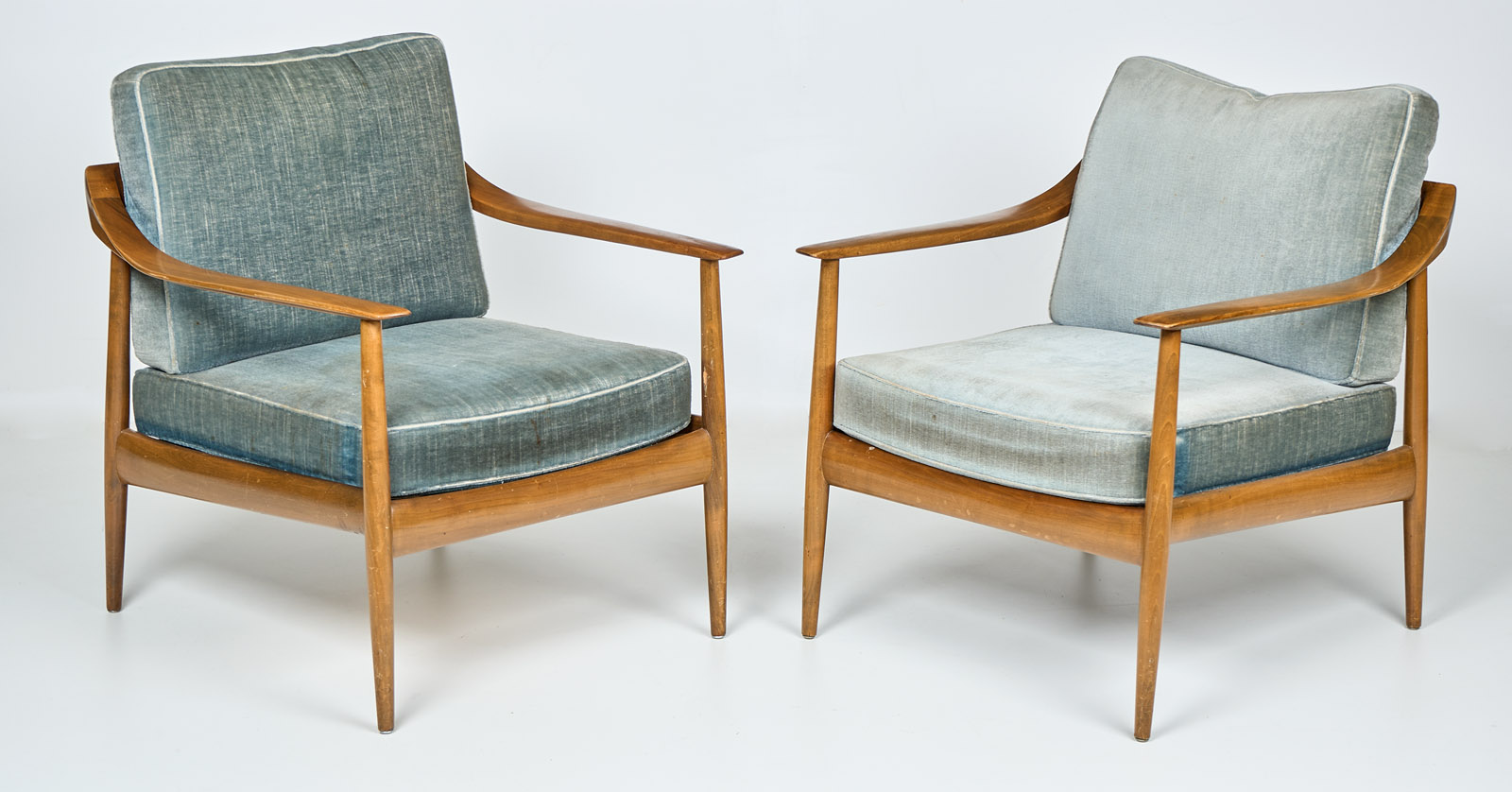 219/448 Paar Armlehnsessel im Dänischen Stil, wohl Walter Knoll um 1960 u. Couchtisch 1960-70er Jahre. – Bild 2