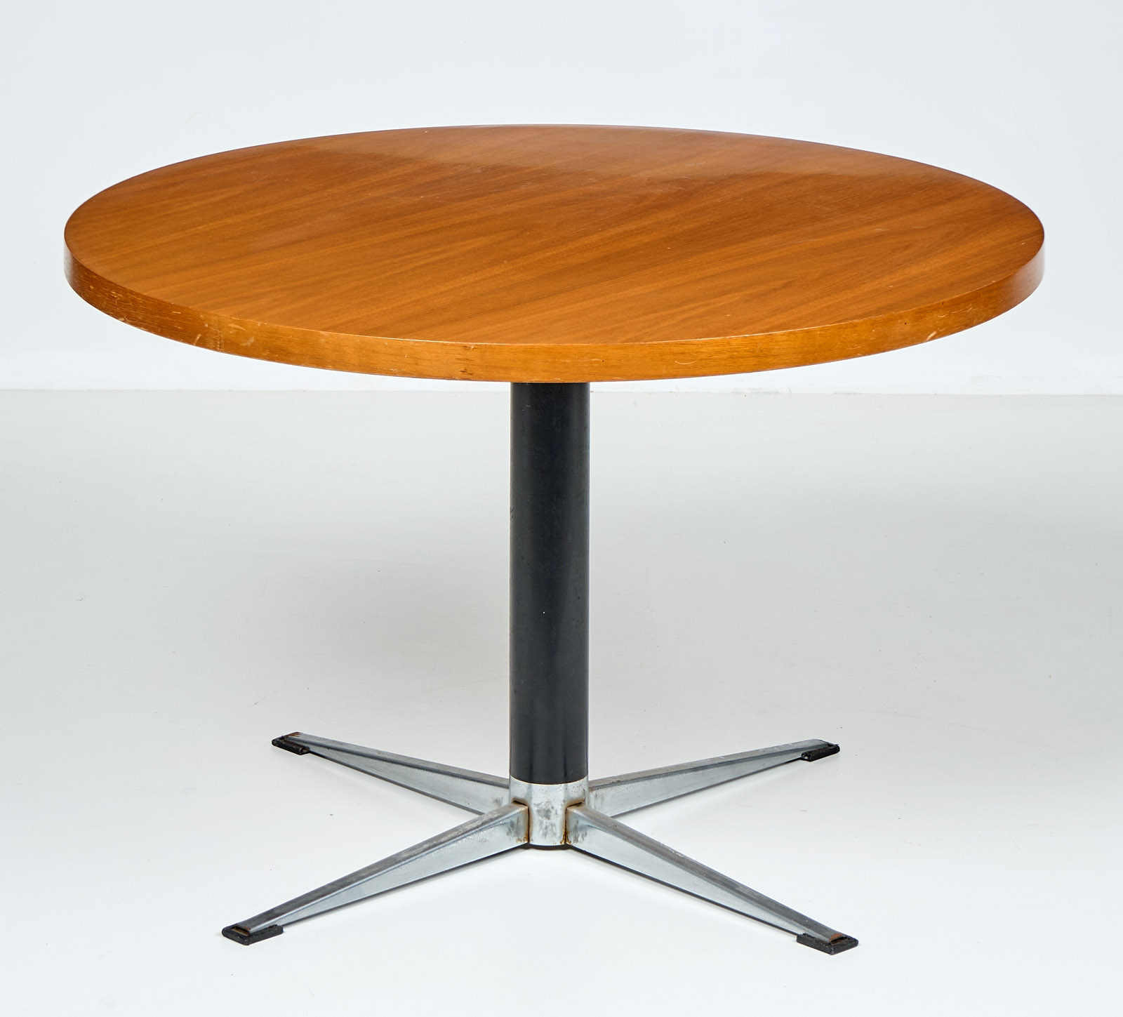 219/448 Paar Armlehnsessel im Dänischen Stil, wohl Walter Knoll um 1960 u. Couchtisch 1960-70er Jahre. – Bild 4