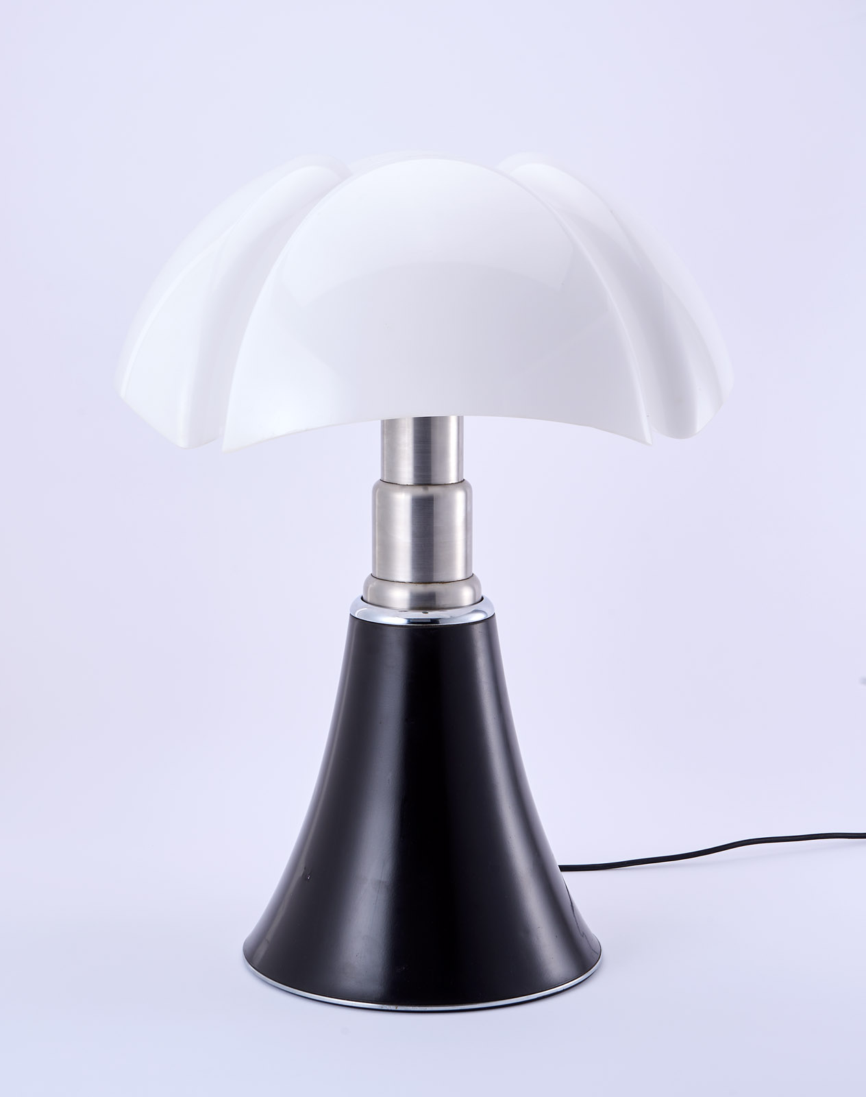 219/550 Gr. Tischlampe "Pipistrello", Entw. Gae Aulenti 1966