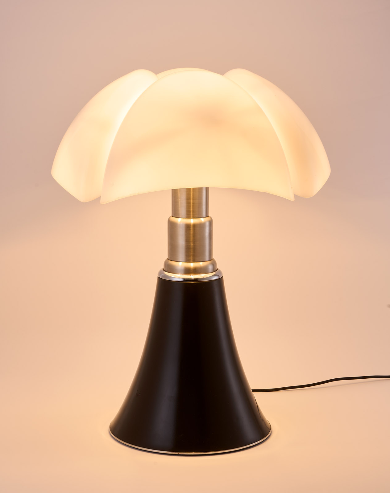 219/550 Gr. Tischlampe "Pipistrello", Entw. Gae Aulenti 1966 – Bild 2