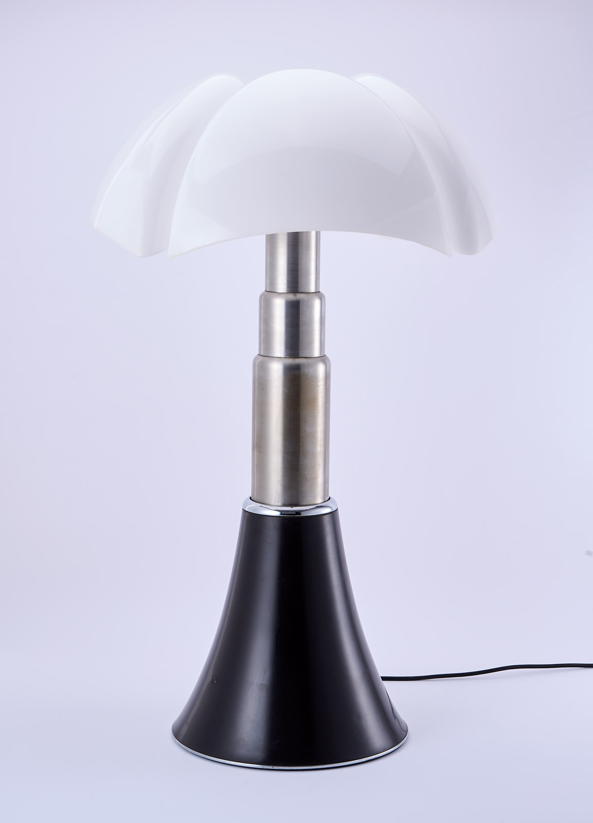 219/550 Gr. Tischlampe "Pipistrello", Entw. Gae Aulenti 1966 – Bild 3